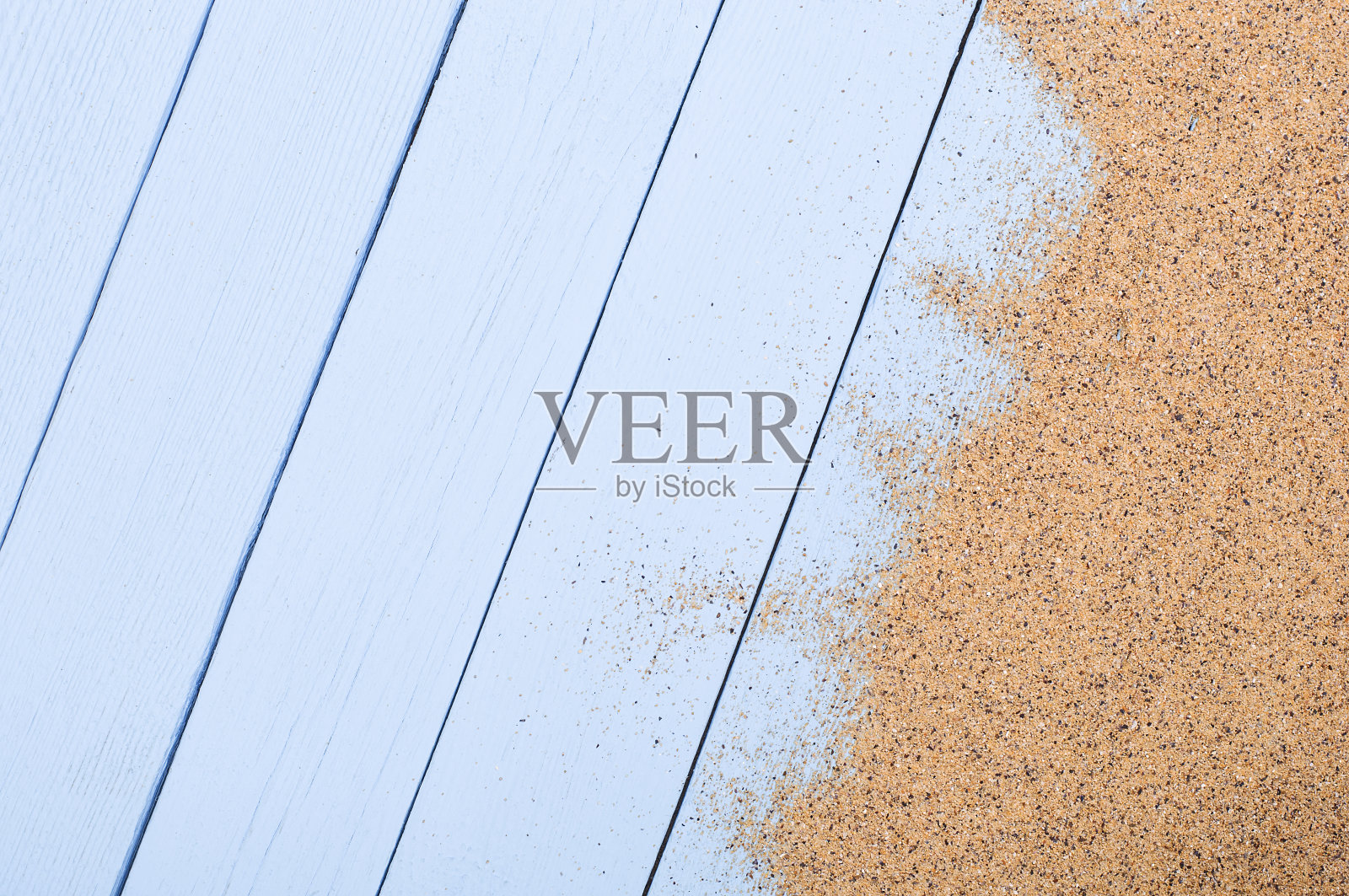 夏日背景的蓝色板在海滩上照片摄影图片