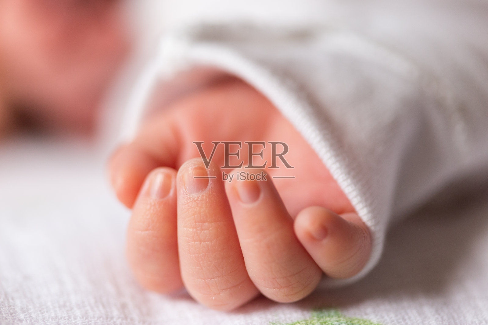 新生儿的手。照片摄影图片