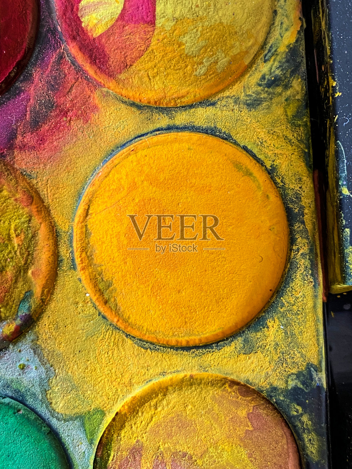 色彩斑斓的水彩调色板在脏兮兮的圆圈里照片摄影图片