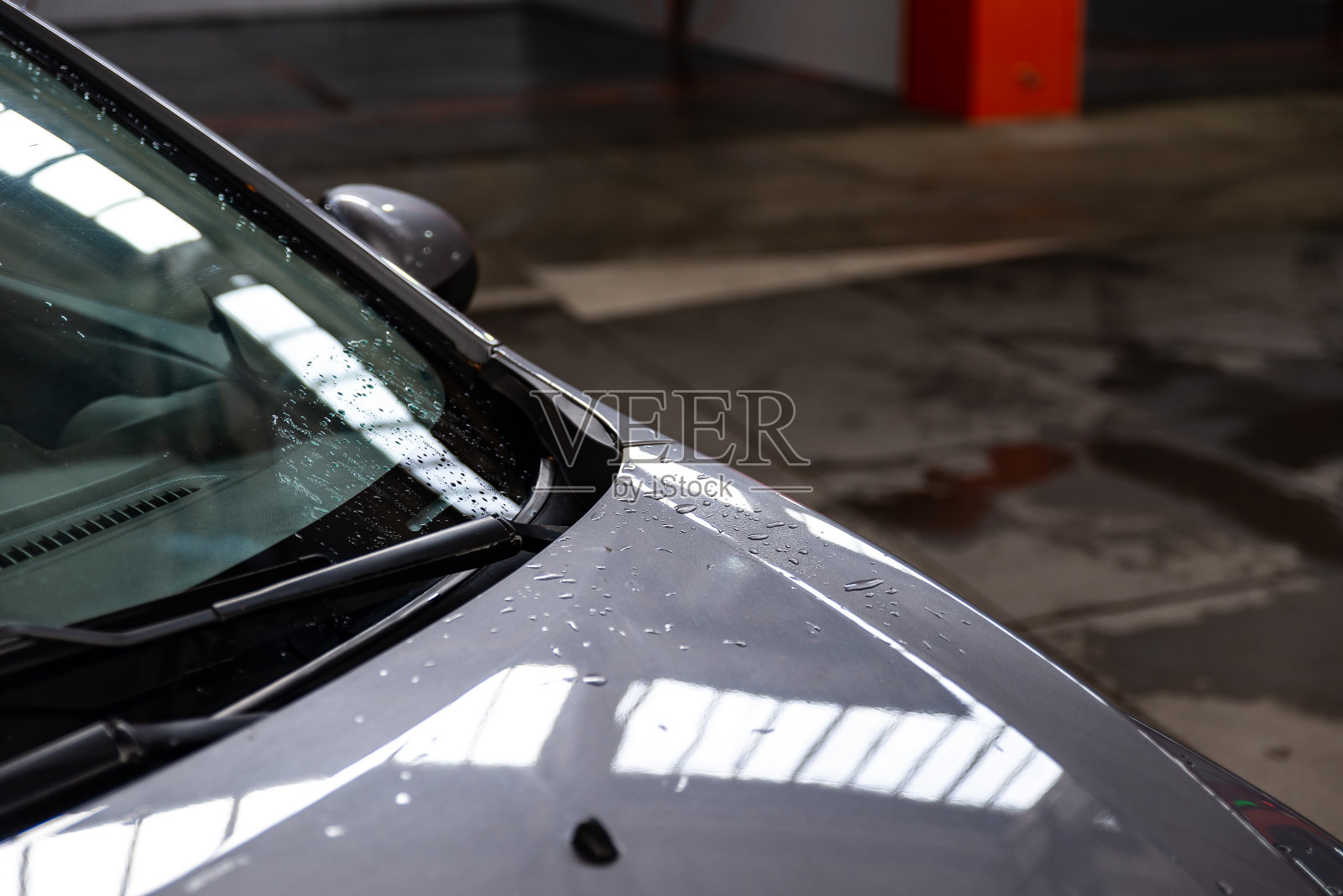 在洗车处，洗完后，水滴和蜡顺着车窗流下来。洗车概念照片摄影图片