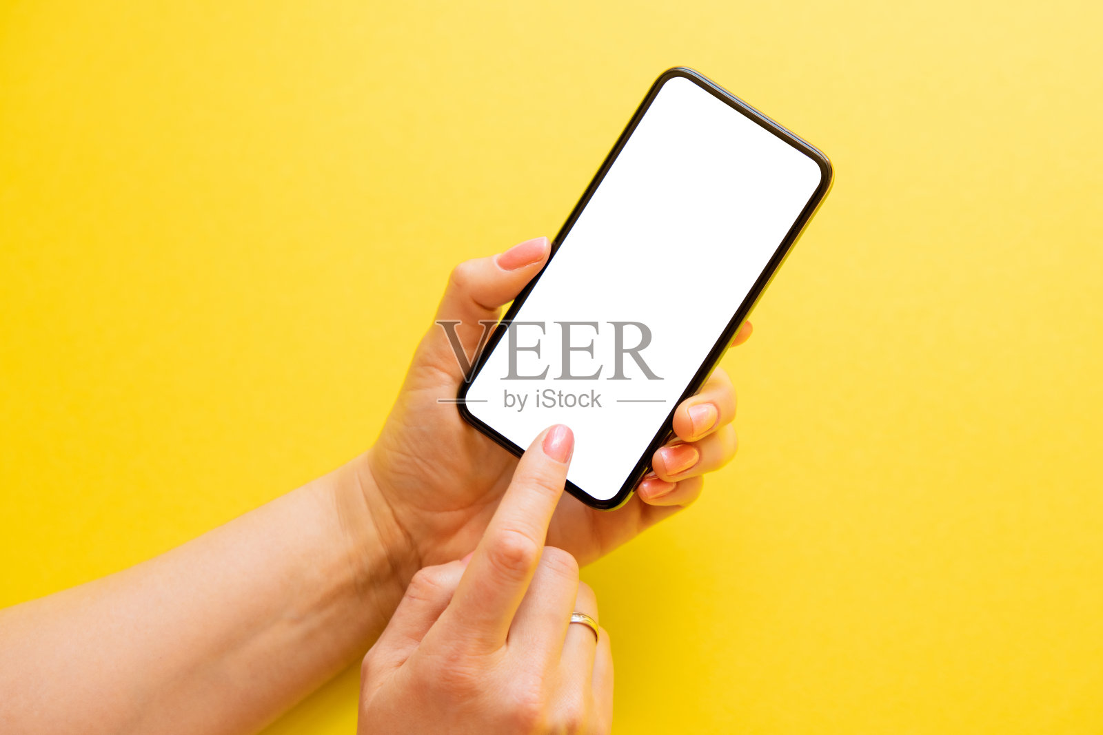 手机与空白色屏幕在黄色的背景在手照片摄影图片
