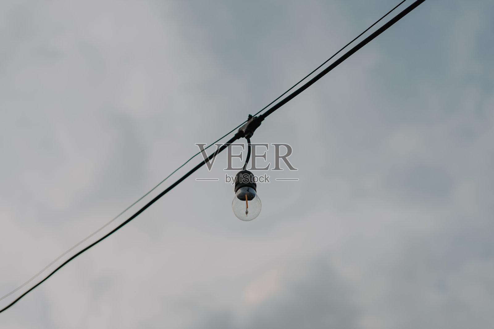 户外悬挂灯泡照片摄影图片