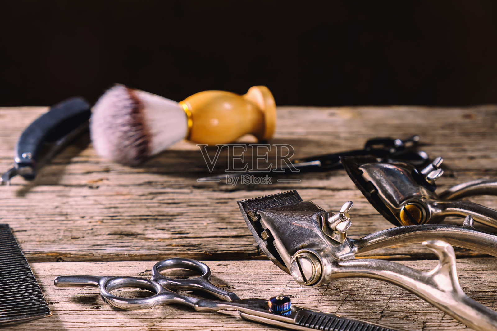 旧的理发工具在粗糙的木制风化的背景照片摄影图片