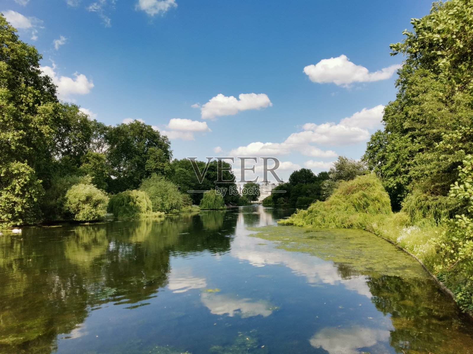 伦敦市中心的圣詹姆斯公园照片摄影图片