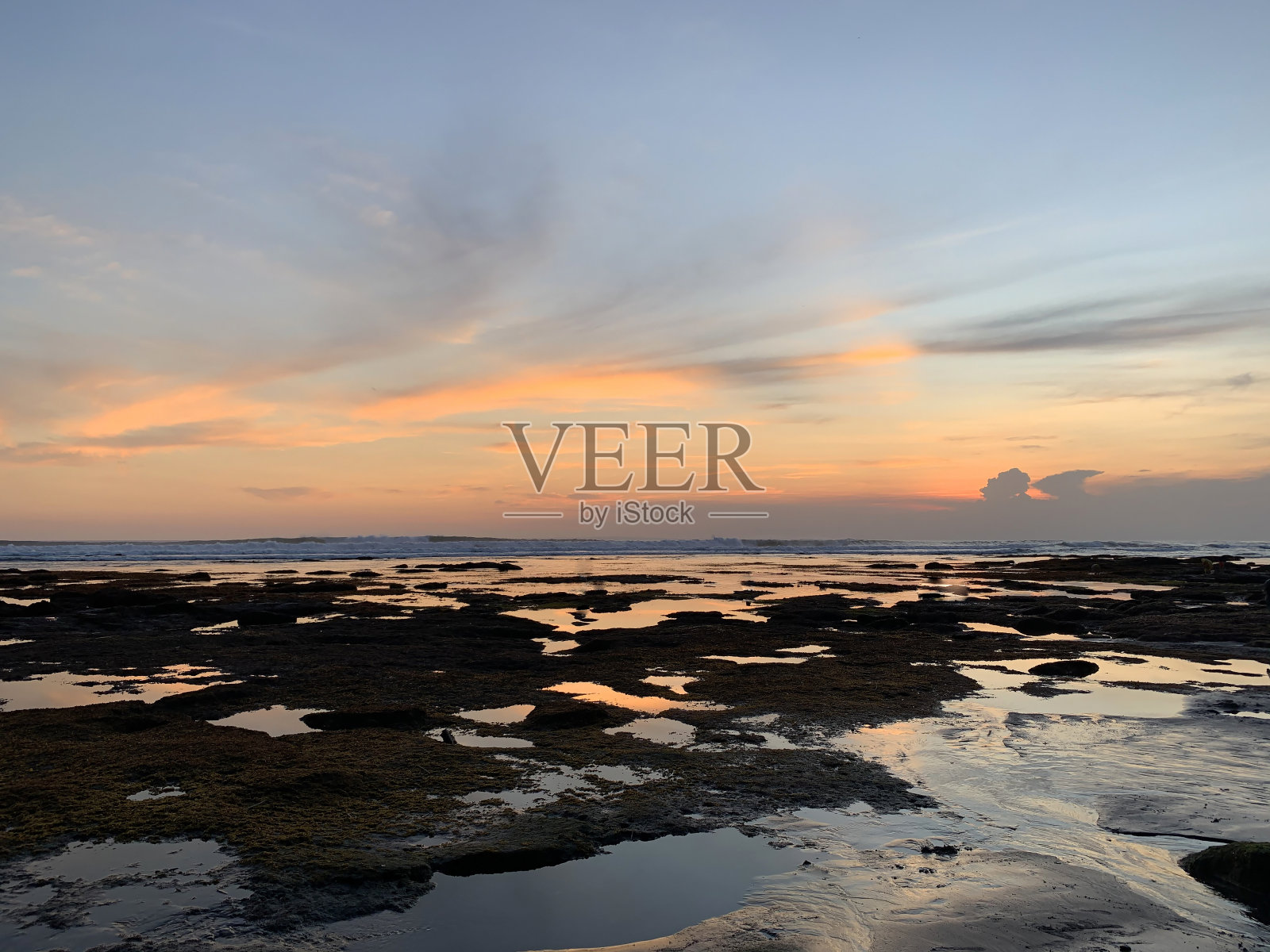 彩色的蓝色和橙色的日落颜色在海滩风景的背景。照片摄影图片