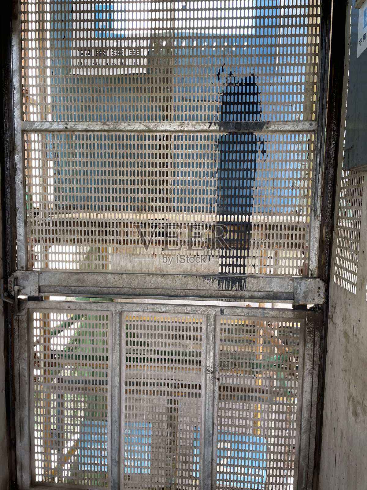施工现场乘客升降机网眼门照片摄影图片