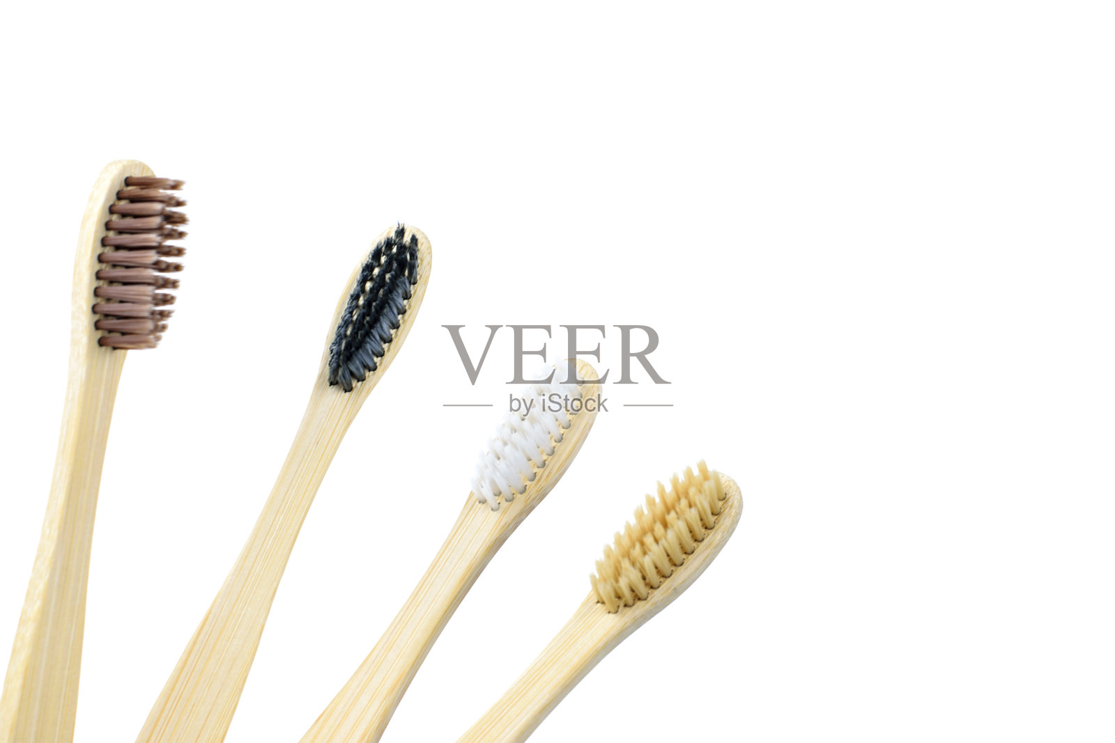白色背景上的竹制牙刷特写。零浪费理念，无塑料，复制空间照片摄影图片