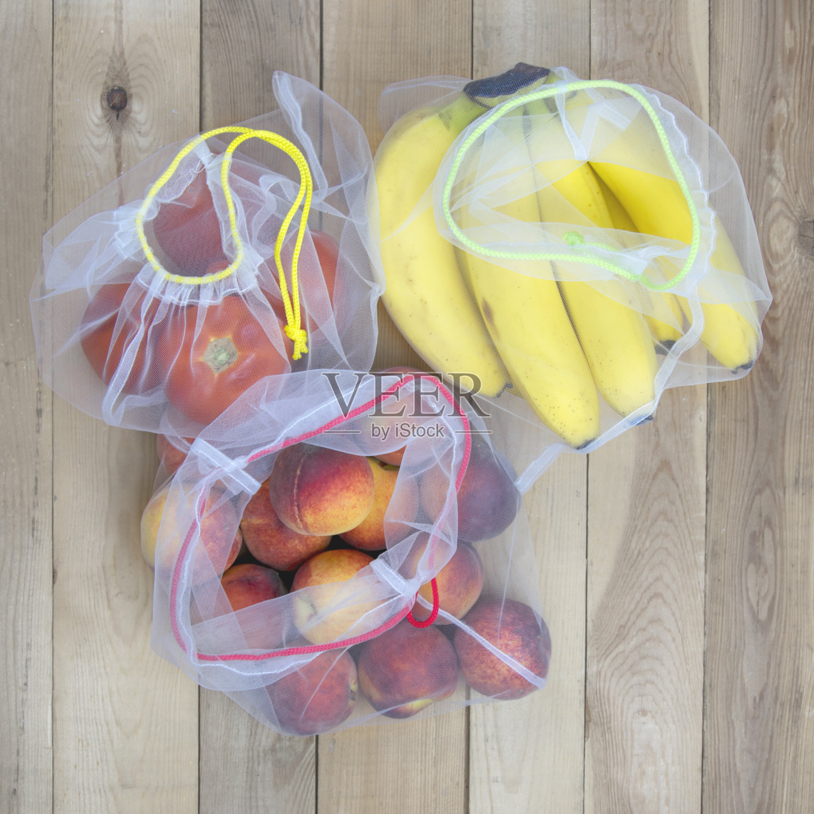 蔬菜和水果在杂货店机械木制背景，俯视图照片摄影图片