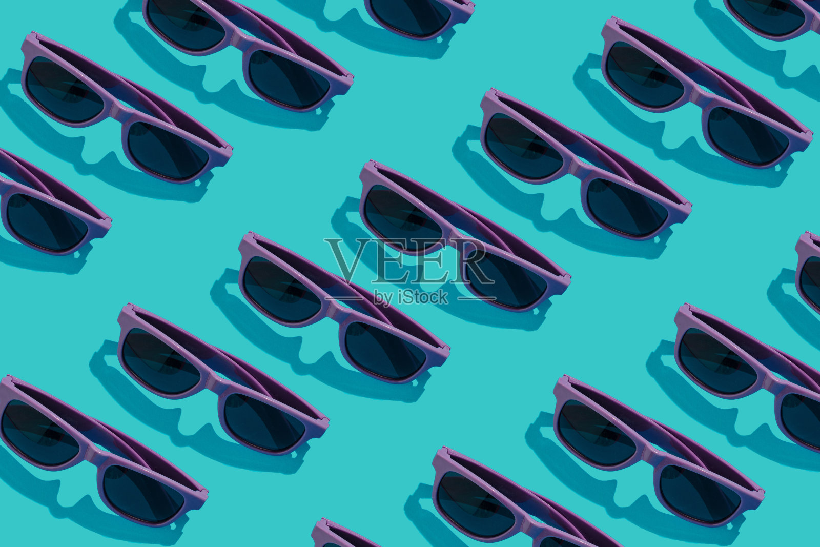 紫色的太阳镜放在淡蓝色的背景上。平铺格局构成，夏日清凉概念照片摄影图片
