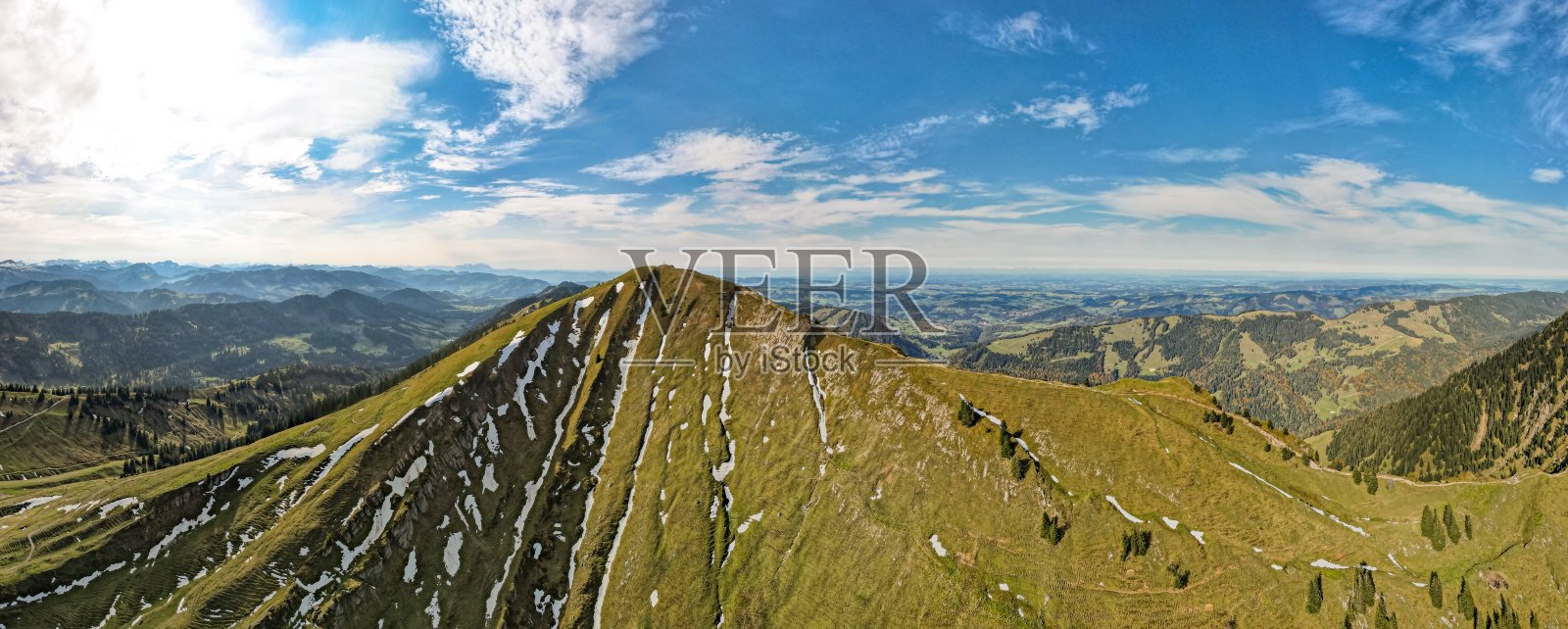 180全景图从Hochgrat山附近的Oberstaufen Gelchenwanger Kopf，林达尔丰(巴伐利亚，拜仁，德国)阿尔卑斯山在蒂罗尔，奥地利。人走路，好徒步的方式照片摄影图片