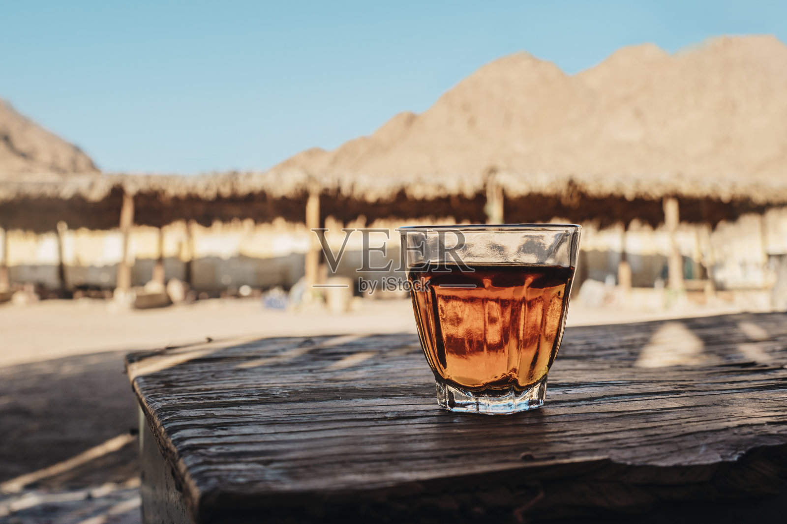 贝都因帐篷内木桌上的阿拉伯茶照片摄影图片