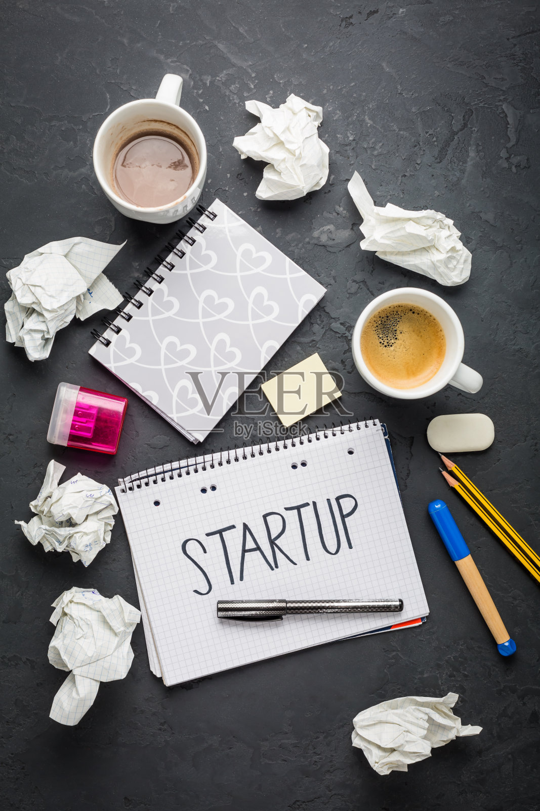 创业概念-记事本，咖啡，废弃的想法和写作工具照片摄影图片
