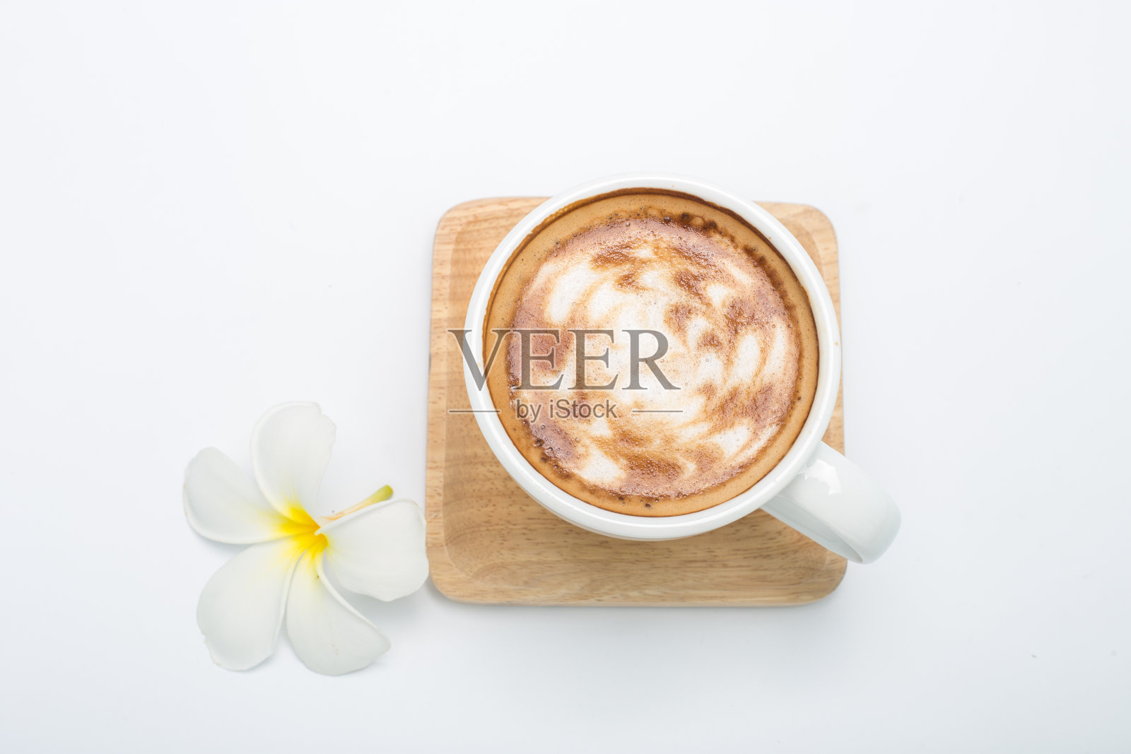 顶视图图像的咖啡杯拿铁艺术在顶部白色背景照片摄影图片