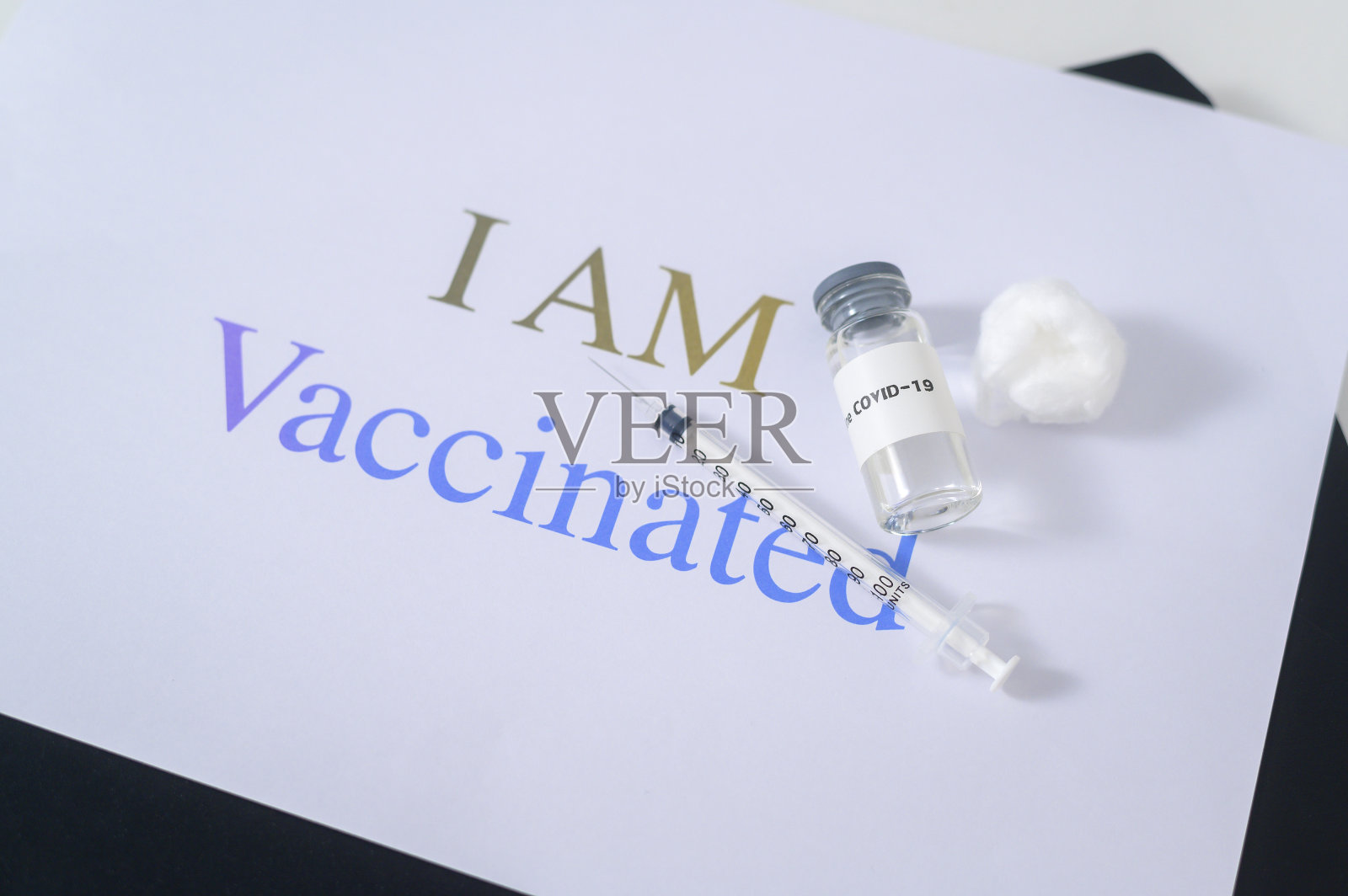 covid-19冠状病毒疫苗瓶和注射器注射工具的covid-19免疫与文本背景，我接种疫苗。照片摄影图片