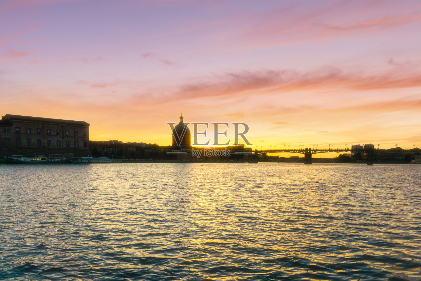 在法国图卢兹的加隆河和圆顶墓反射的圣皮埃尔桥照片摄影图片