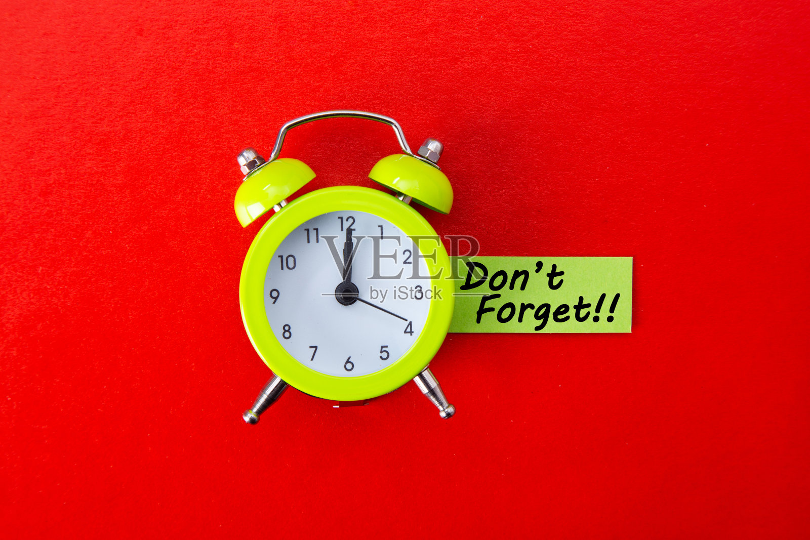 红色背景上有“不要忘记”字样的闹钟。本空间照片摄影图片