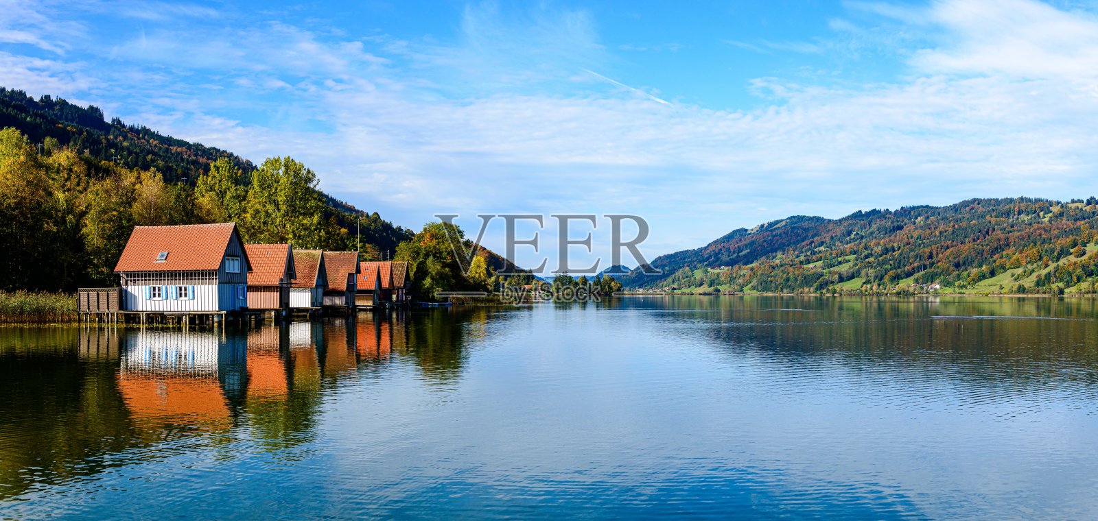 大的格罗斯阿尔普西湖，有木制小屋，蓝天。巴伐利亚,德国。照片摄影图片