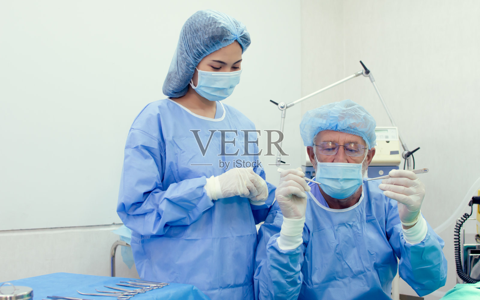 医疗队正在医院做手术照片摄影图片