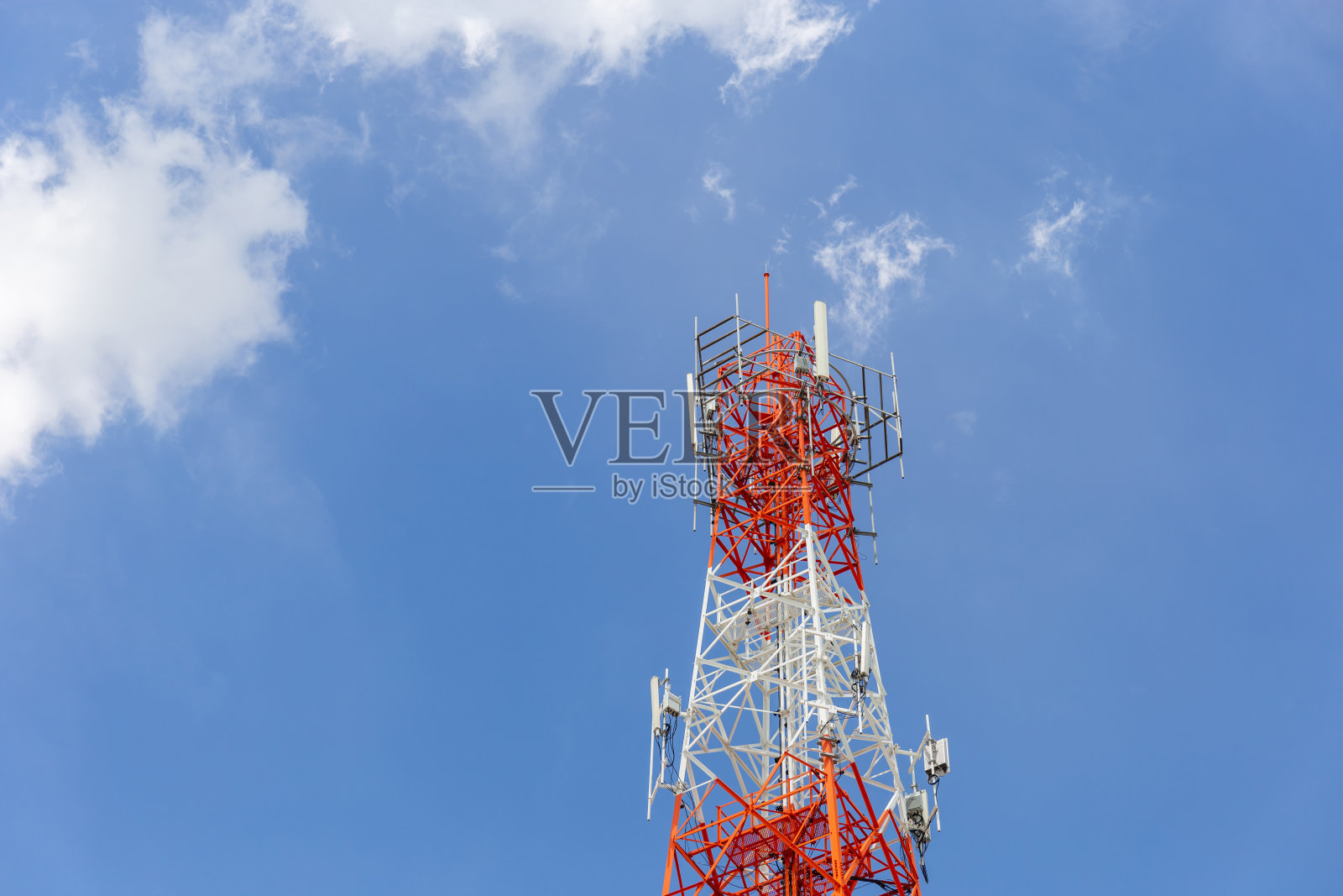 电信蜂窝塔，手机蜂窝传输塔与蓝天照片摄影图片