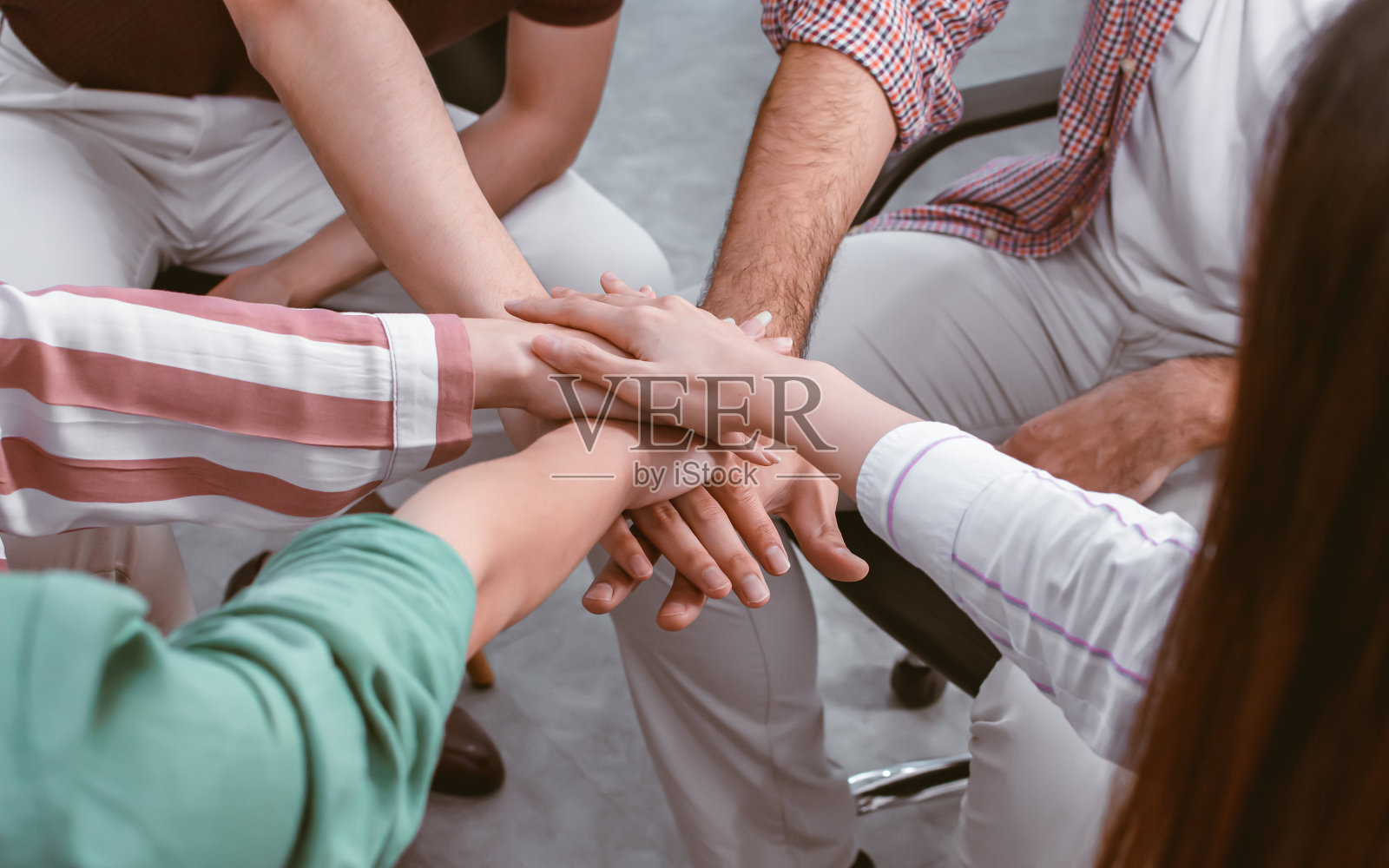 有选择地集中双手放在一起，表现出团结照片摄影图片