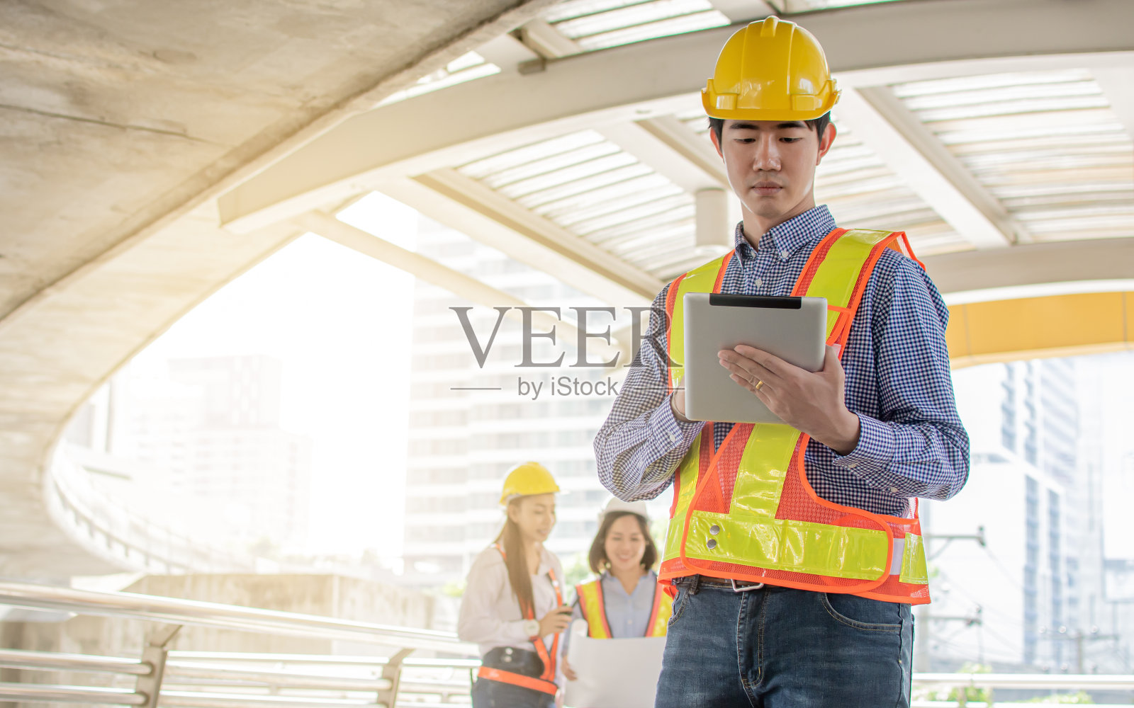 亚洲工程师使用平板电脑规划建设项目照片摄影图片