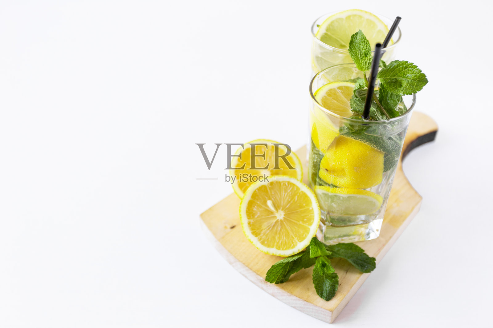 冰柠檬水加柠檬照片摄影图片