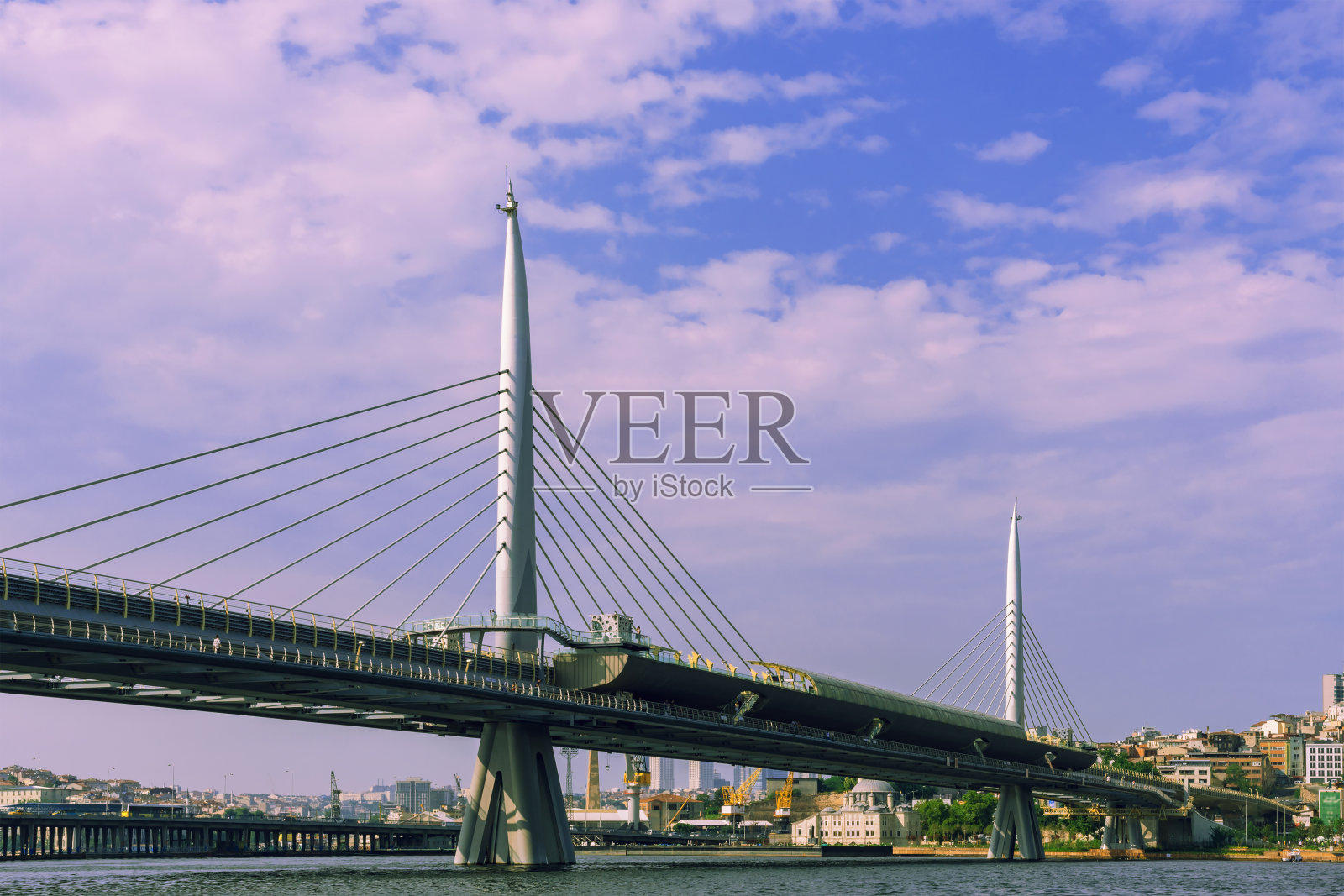 日落前的金角地铁大桥(哈雷大桥)照片摄影图片