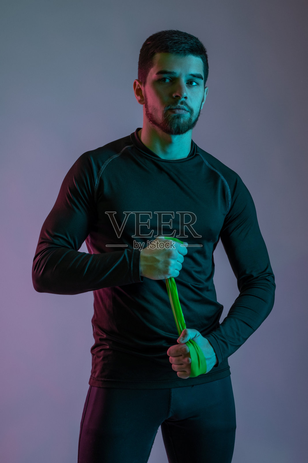 运动健将手拿反抗乐队摆姿势照片摄影图片