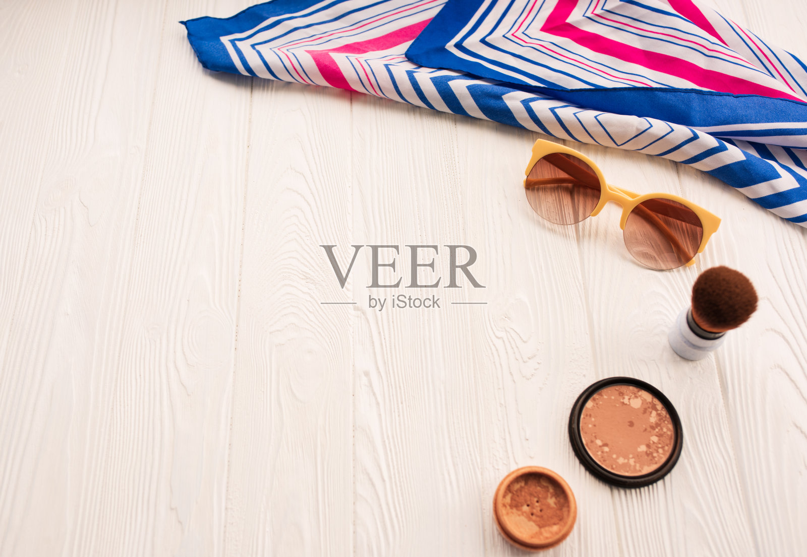 顶级太阳镜米色化妆刷粉装饰化妆品照片摄影图片