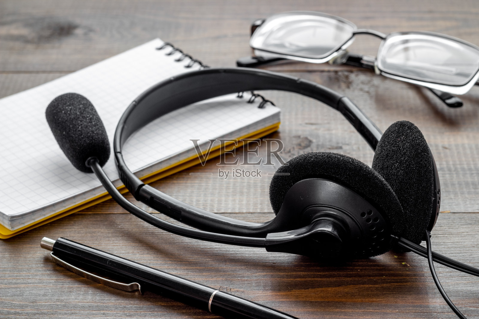 办公室办公桌，耳机和pc呼叫中心支持照片摄影图片