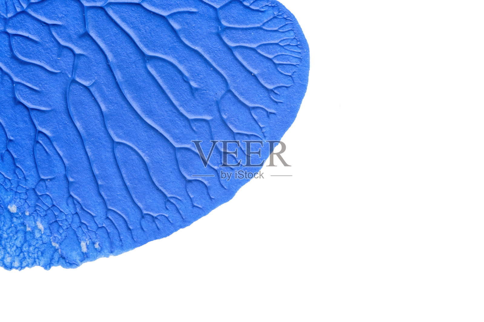 采用罗夏墨迹法在白纸背景上绘制蓝色抽象丙烯酸颜料的色彩纹理照片摄影图片