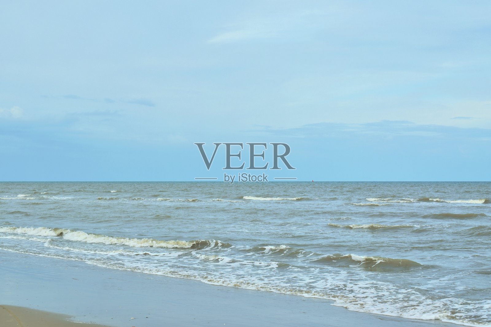 海浪从泰国赵三然海滩流向海滩照片摄影图片