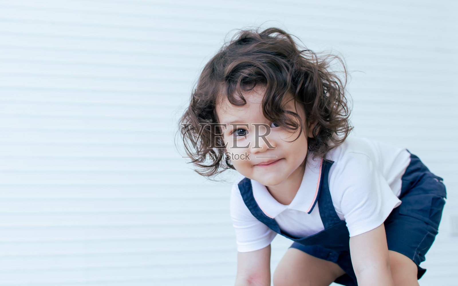 客厅里一个白人小女孩的画像照片摄影图片