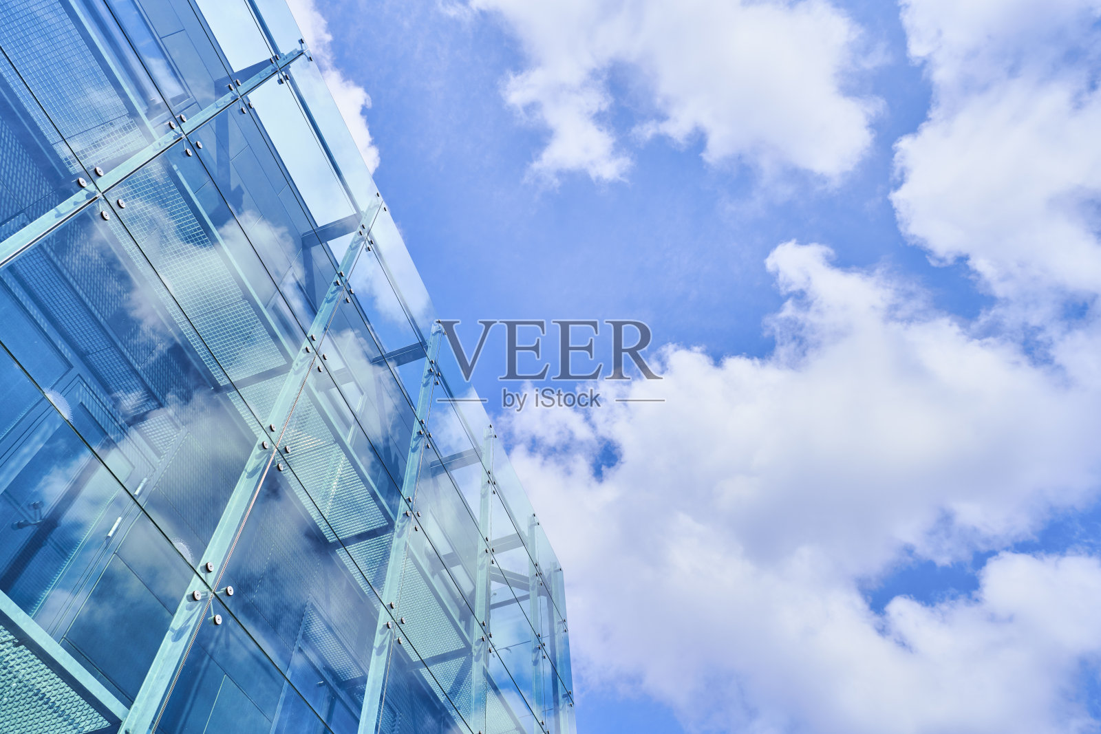 蓝天映照在窗户上照片摄影图片