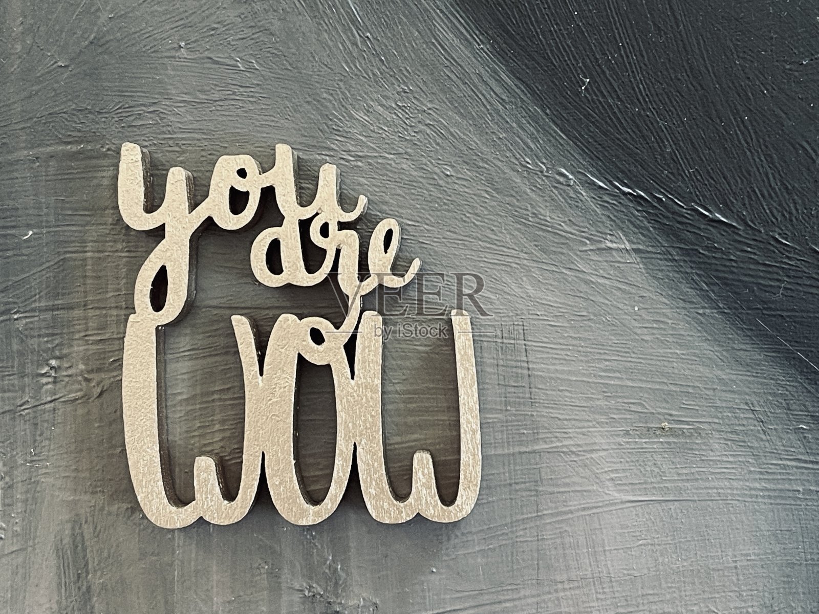 金色的文字你是哇在灰色的黑色背景照片摄影图片