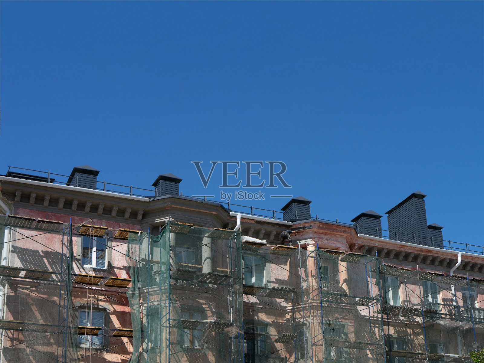 建筑周围脚手架，翻新外立面建筑。照片摄影图片