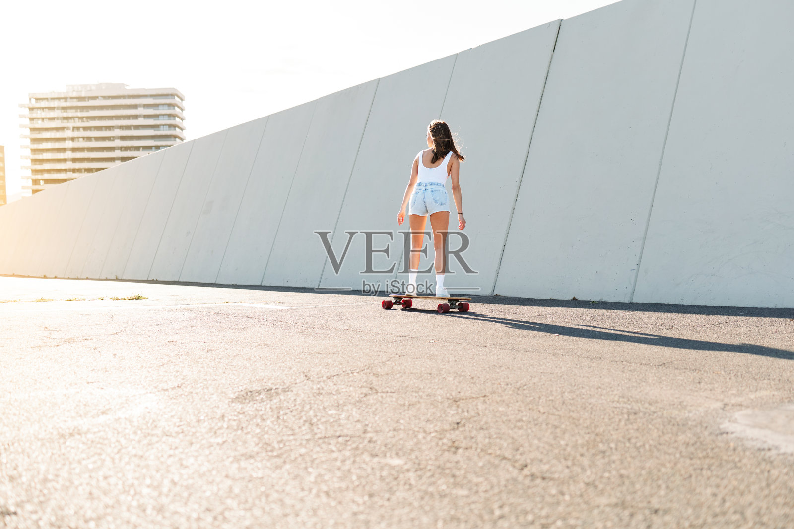 小女孩在街上玩滑板照片摄影图片