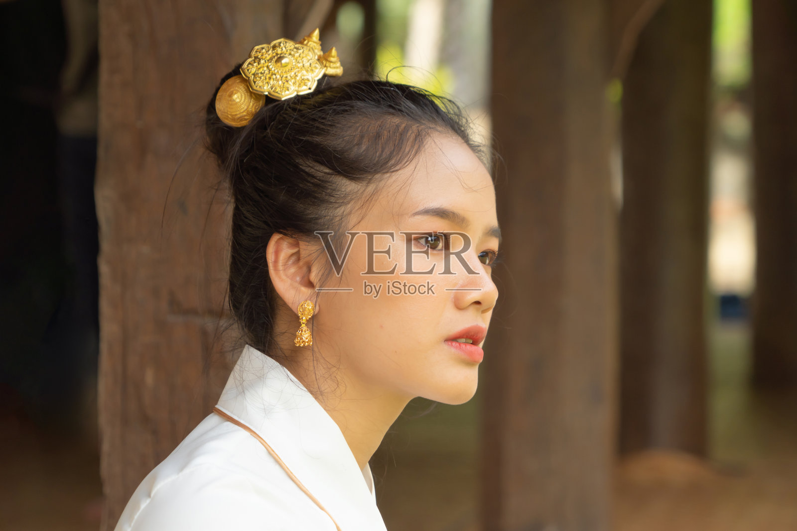 微笑的亚洲珊女女孩的肖像，泰爱，泰国北部人与传统的兰那衣服在Wat Ton Kwen寺庙，兰那装饰。文化生活方式。照片摄影图片