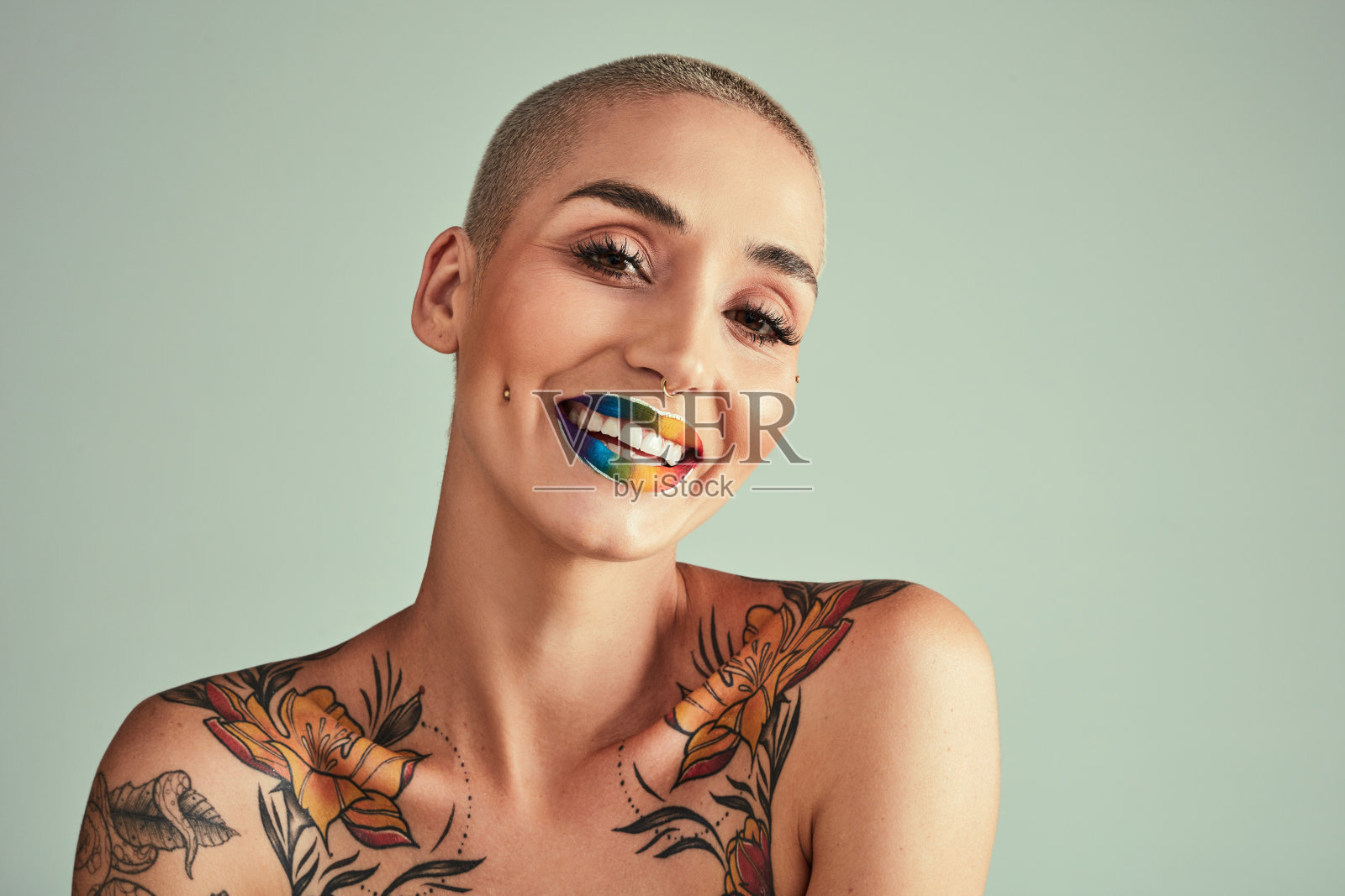 一个美丽的年轻女子在一个绿色的背景下摆姿势的工作室肖像照片摄影图片