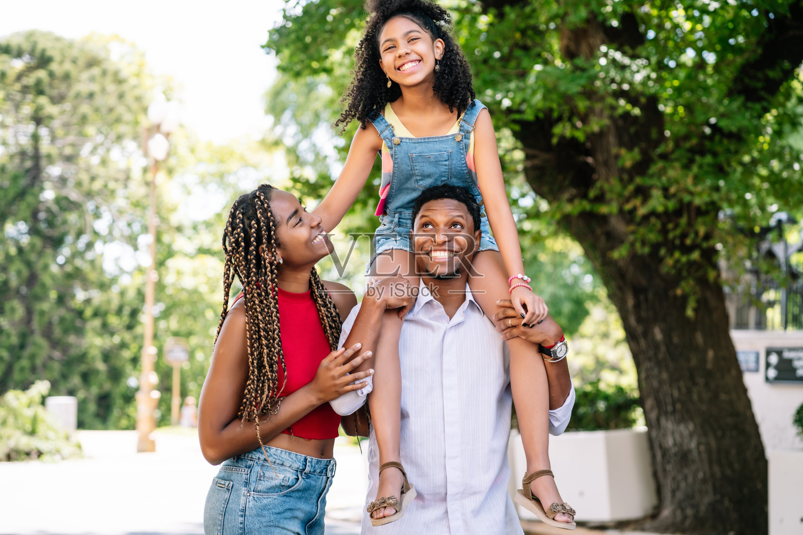 一家人一起在户外散步。照片摄影图片