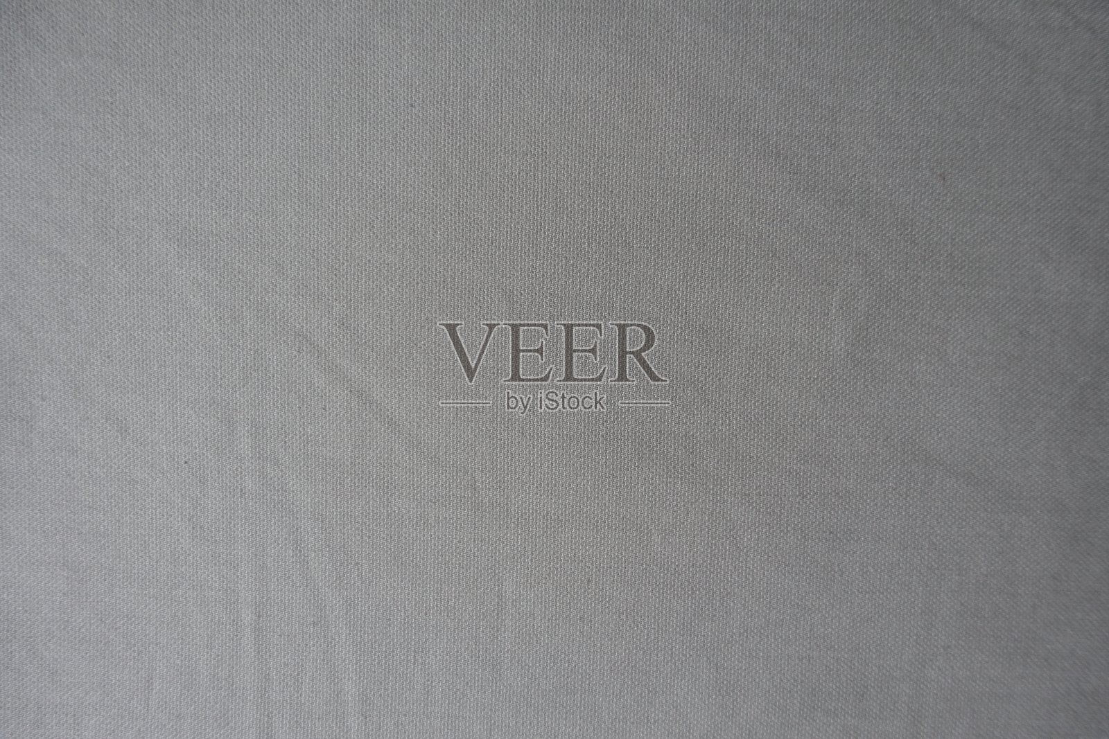 从上面看，简单的浅灰色棉布稍微卡住了照片摄影图片