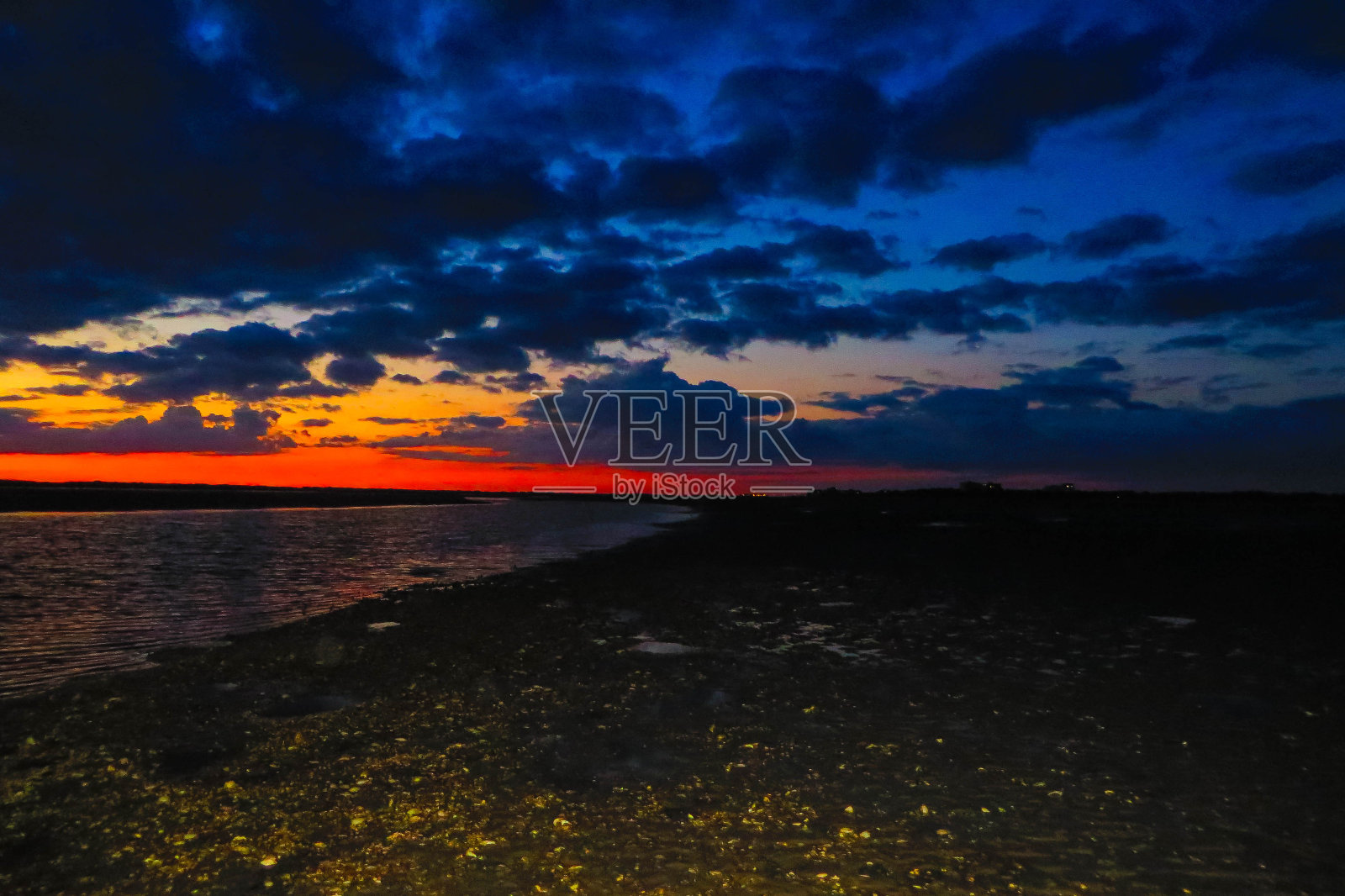 海滩之夜前的黄昏照片摄影图片