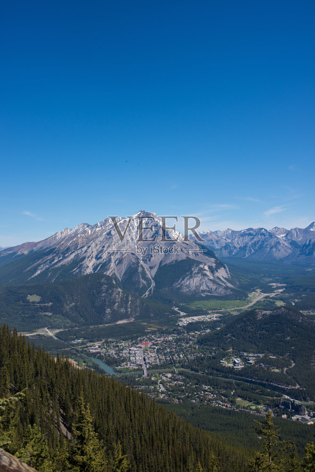 美丽的落基山脉鸟瞰图在春天，班夫国家公园，加拿大阿尔伯塔照片摄影图片