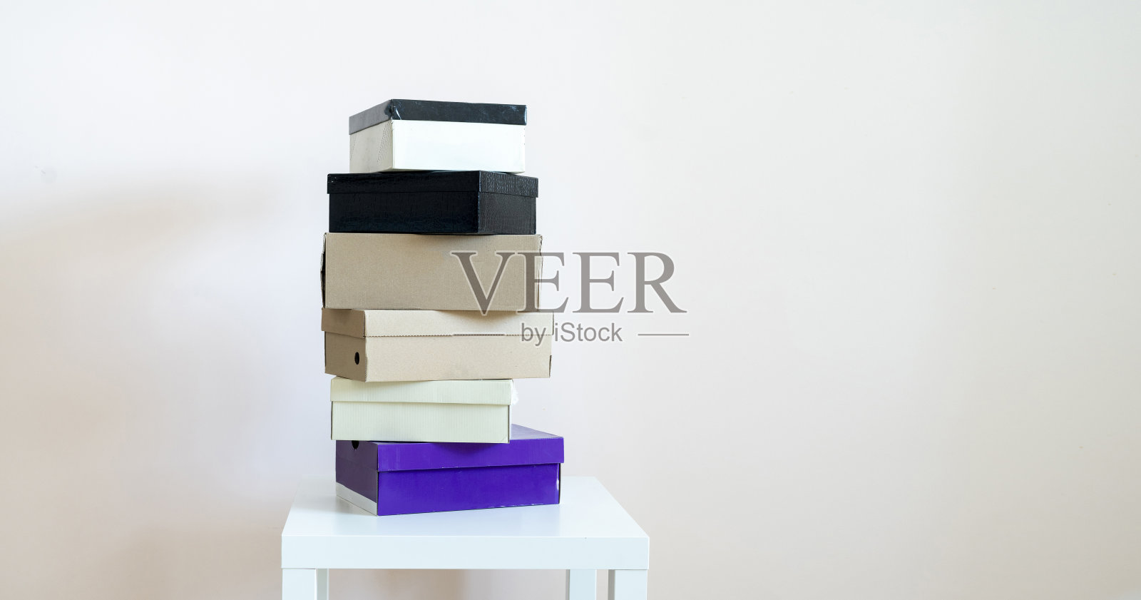 家里的架子上堆放着一些新快递纸盒照片摄影图片