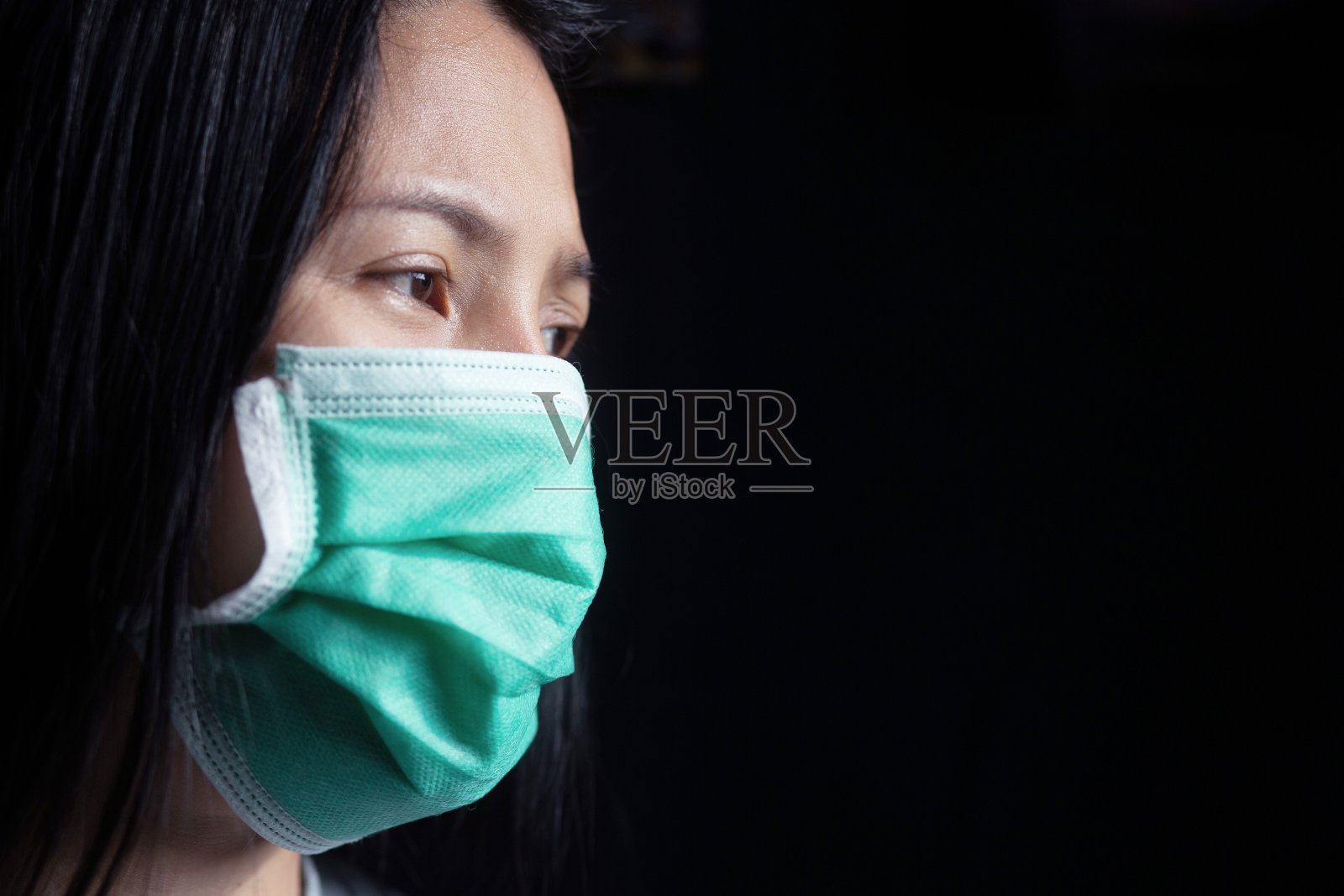 这名妇女感染了COVID - 19，花了14天时间痊愈。照片摄影图片