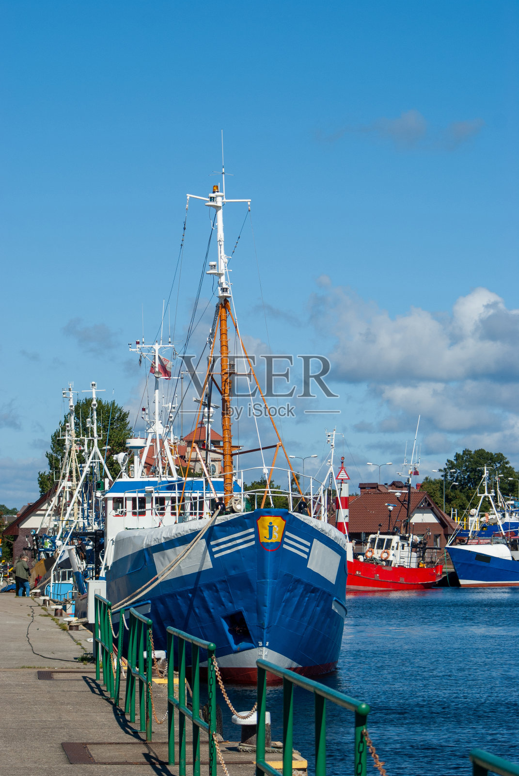 波兰赫尔半岛一艘在贾斯塔尼亚的渔船。照片摄影图片