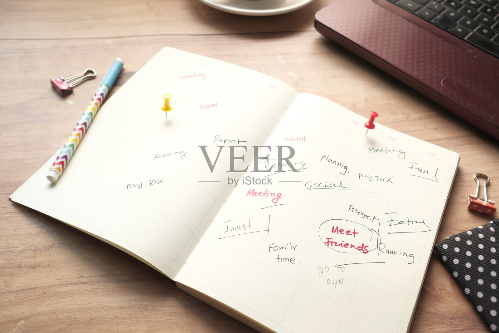 周计划表的高角度视图。照片摄影图片