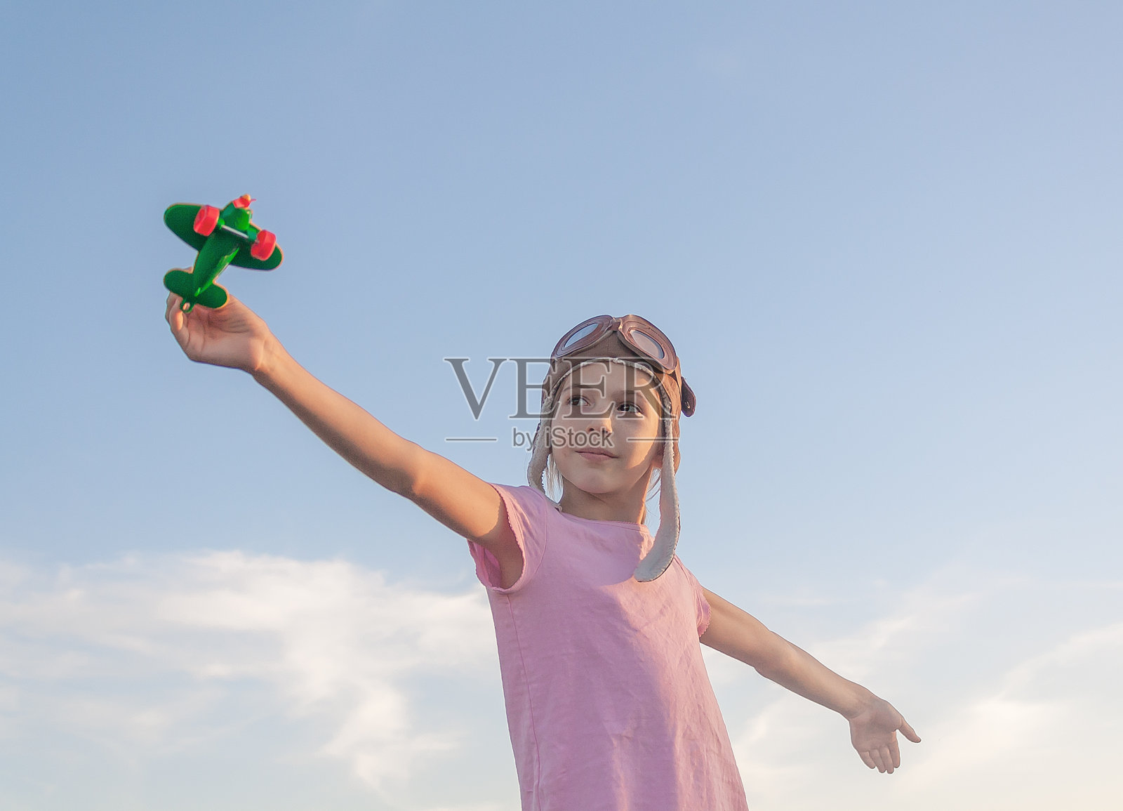 小女孩在玩玩具飞机照片摄影图片