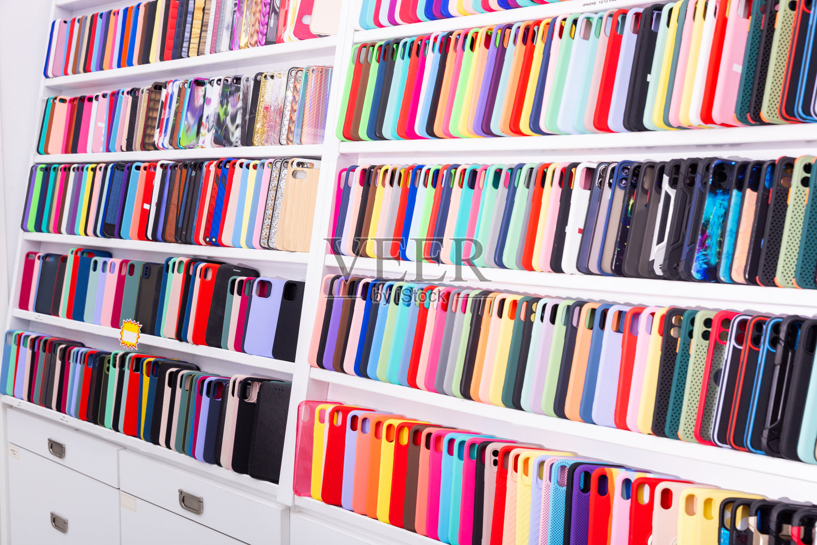 商店货架上的手机壳照片摄影图片