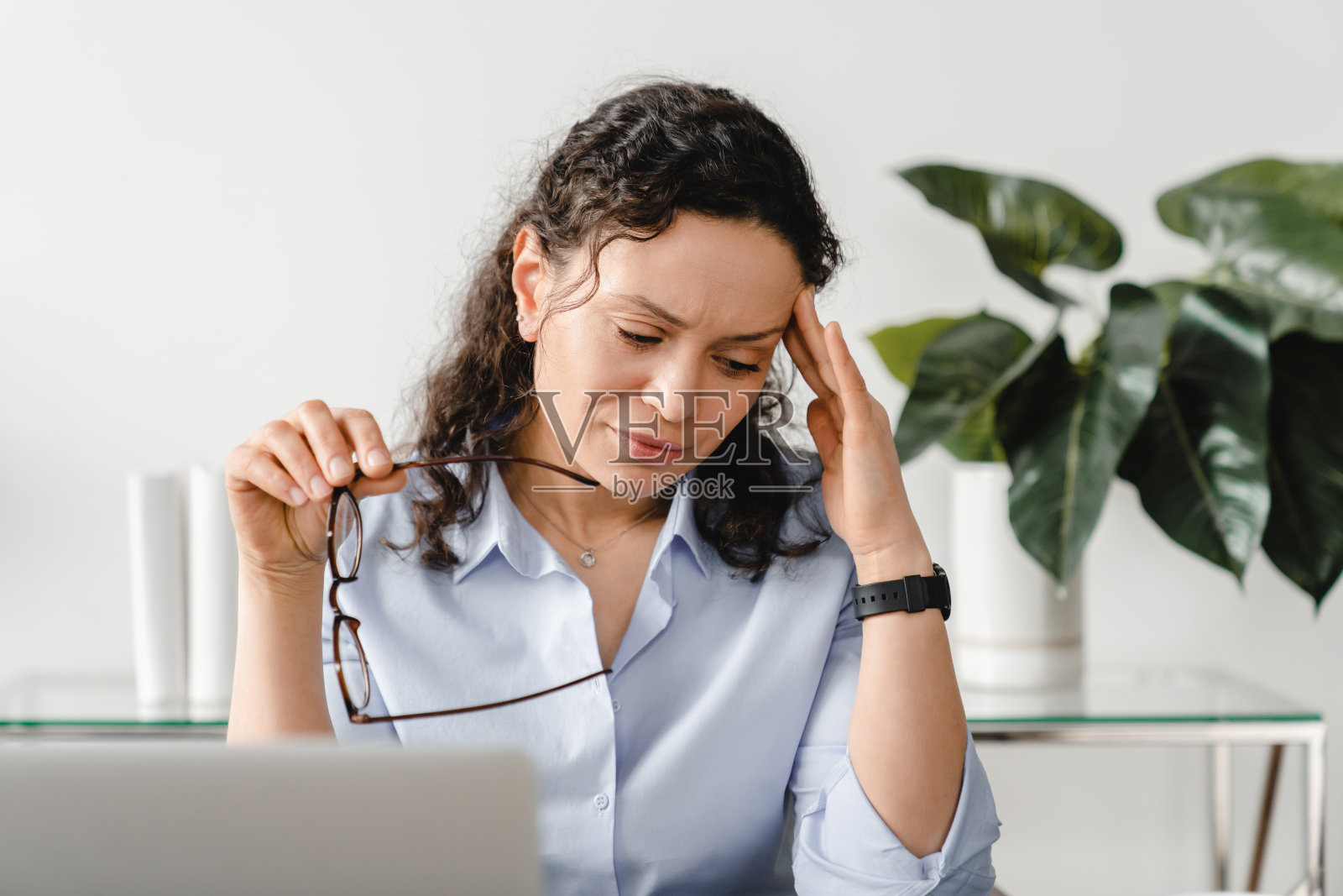 在家工作的疲惫、压力大、沮丧的中年白人女教师，封锁和远程工作的巨大负担，自由职业概念照片摄影图片